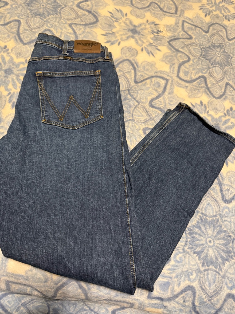 Wrangler Men’s Classic Blue Jeans - Mid Wash size 38/32